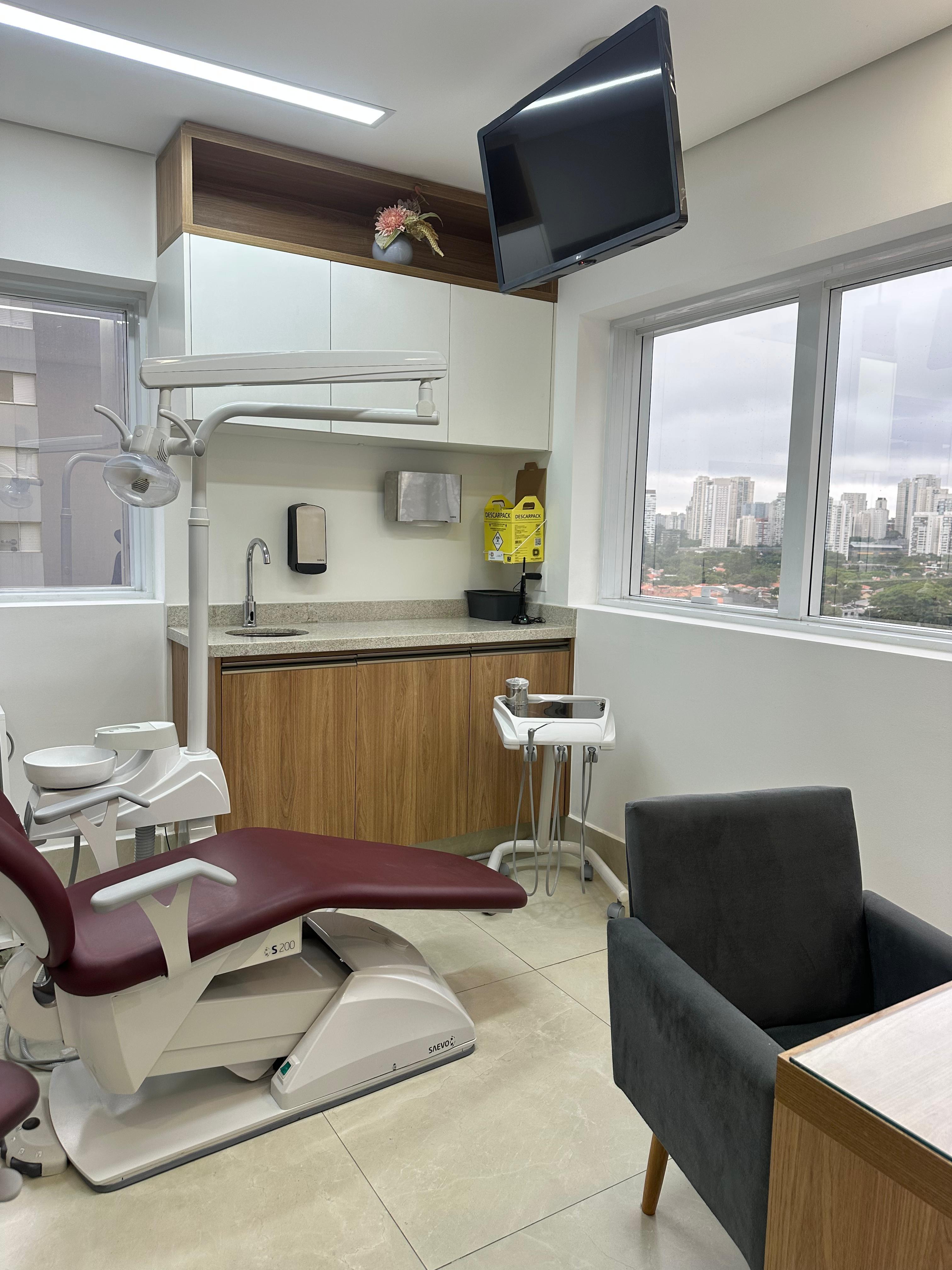 Consultório moderno da Horis Odontologia com vista para São Paulo